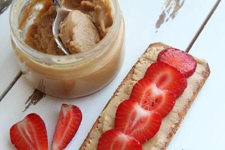 Strawberries and Peanut Butter: A Healthy Snack for Pregnancy